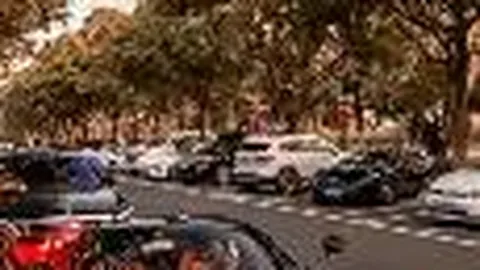 印度球迷狂怒：梅西短暂亮相引围堵，千人涌下看台破坏现场